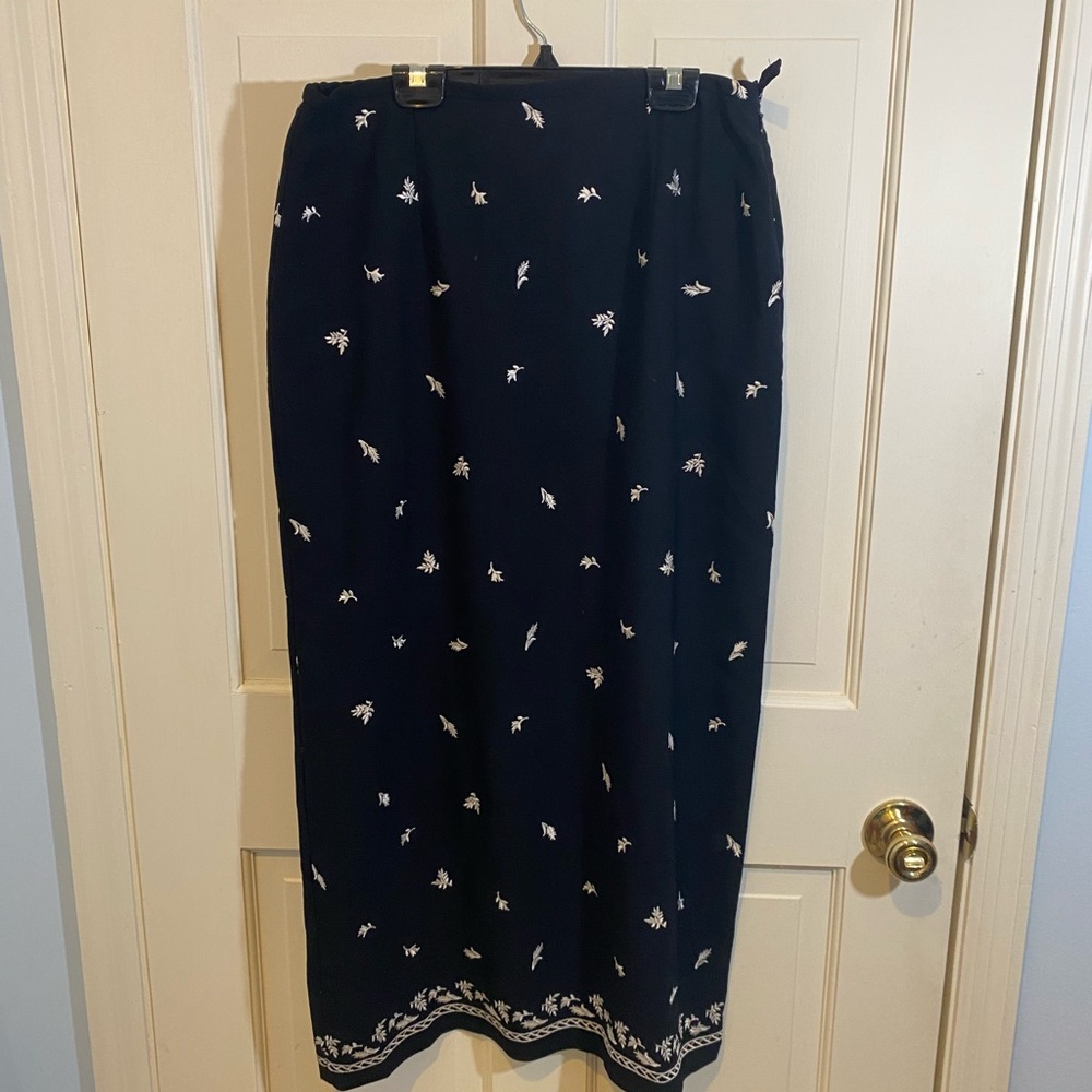 Coldwater Creek Black/White Floral Embroidered Skirt SIZE MEDIUM - Picture 2 of 3